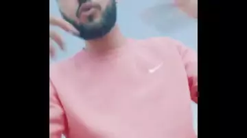 The sweatshirt pink Nike worn by Oli in the clip INSOLENT # 4 of Bigflo &amp; Oli