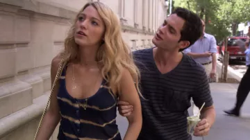Le débardeur tie and dye de Serena van der Woodsen (Blake Lively) dans Gossip Girl (Saison 2 Episode 3)