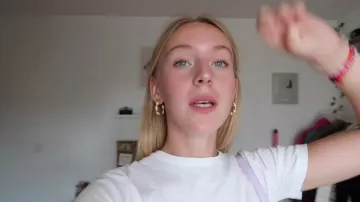 Les boucles d'oreilles de Lolanannas dans sa vidéo haul fournitures, food, rangement & chill :))