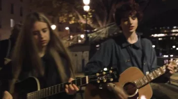 La guitarra Gibson utilizada por Finn Wolfhard en el video musical Greyhound de Calpurnia