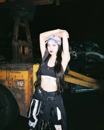 La brassière noire Calvin Klein portée par Lisa sur son compte Instagram @lalalalisa_m