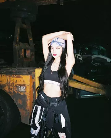 Le pantalon noir et blanc porté par Lisa sur son compte Instagram @lalalalisa_m