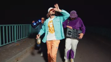 La media de jogging blanca y morada que lleva Rico en el clip Fonsdé Tout La Night de Lorenzo
