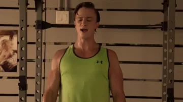 Camiseta sin mangas de neón usada por Rafe (Drew Starkey) en Outer Banks (S01E04)