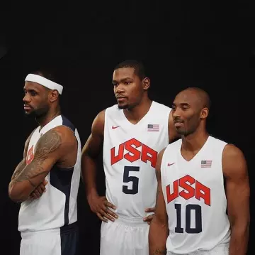 Le maillot de basket Nike Team USA porté par Kevin Durant sur le compte Instagram de @kingjames 