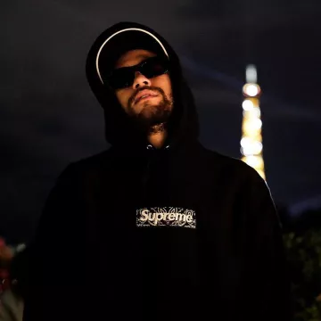 The hooded sweatshirt Supreme bandana worn by Neymar jr on his account Instagram @neymarjr