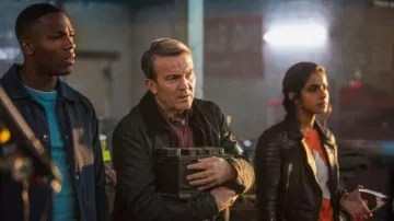 Orange Star Pull porté par Yasmin Khan (Mandip Gill) dans Doctor Who (S11E01)