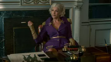 Le blazer uniforme violet porté par The Handler (Kate Walsh) dans la série Umbrella Academy (Saison 2)
