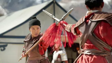 Lanza utilizada por Mulan (Liu Yifei) como se ve en la película Mulan