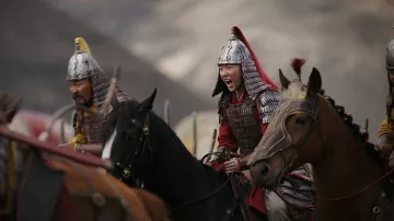 Casco usado por Mulan (Liu Yifei) en Mulan