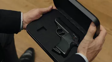The Walther PPK/S in recognition palmar of James Bond (Daniel Craig) in Skyfall