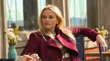 Le trench coat bordeaux de Madeline Martha Mackenzie (Reese Witherspoon) dans Big Little Lies