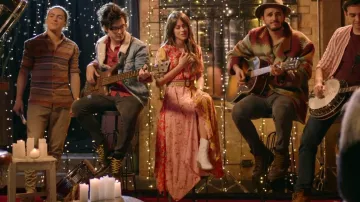 La robe colorée de Martina Stoessel dans le clip Consejo de Amor de TINI feat. Morat