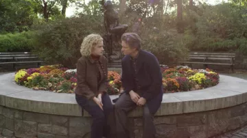 Blazer porté par Maddy (Julia Garner) comme on le voit dans l&#39;Amour Moderne (S01E06)