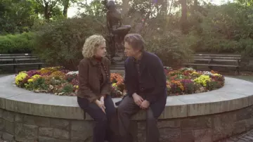 Blazer porté par Maddy (Julia Garner) comme on le voit dans l&#39;Amour Moderne (S01E06)