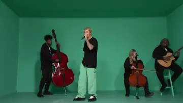 Le pantalon de survêtement vert porté par Justin Bieber dans la vidéo Yummy (Live) - SNL