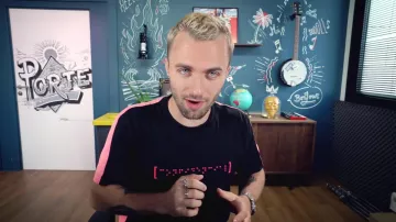 T-shirt braille écrit « Confidential » porté par Squeezie porté par Squeezie Squeezie dans la vidéo J&#39;ai découvert ce bouton et ça a tout changé (ok j&#39;exagère un peu) 