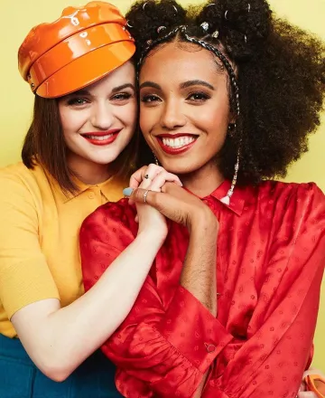 Delicado vestido de camisa Paisley en rojo usado por Maisie Richardson-Sellers en la cuenta de Instagram @maisiersellers