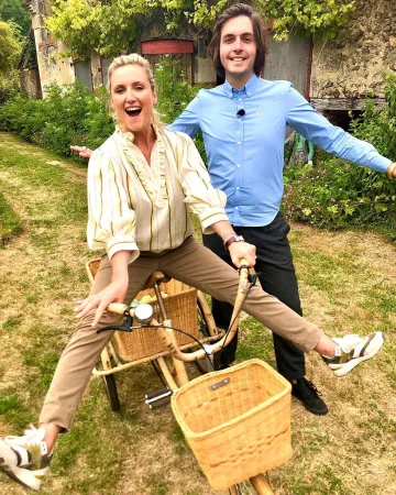 Blusa jabot a rayas de Mélanie Griffon en la cuenta de Instagram de @melgriffon