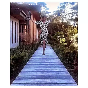 The dress midi flowing zebra print,collar shrug V Isabelle Ithurburu on the account Instagram of @isaithurburu