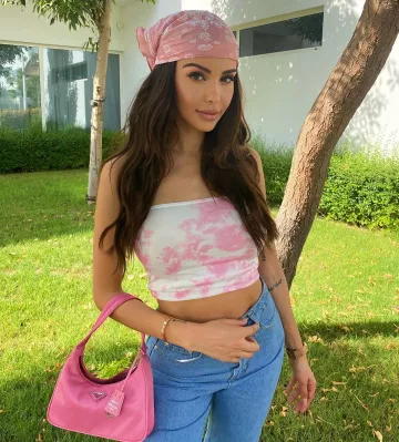 Mini-sac Prada Re-Edition 2000 en nylon rose porté par Nabilla Benattia sur son compte Instagram @nabilla