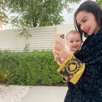 PEIGNOIR I ♡ BAROQUE Versace porté par Nabilla Benattia sur son compte Instagram @nabilla