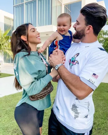T-shirt à col à logo Palm angels porté par Nabilla Benattia sur son compte Instagram @nabilla