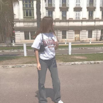 The t-shirt Illinois by Urban Outfitters worn by Giulia Pollini on his account Instagram @ giulia.pollini