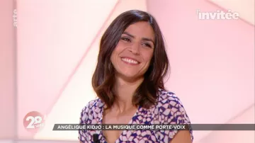 Le top multicolore avec manches à volants de Sonia Chironi dans 28 minutes le 08.08.2020
