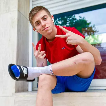 Claquette Nike Benassi porté par Michou  sur le compte Instagram de @michou_yt 