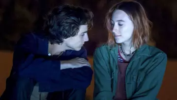 Chaqueta utilitaria verde con un lado superior usada por Lady Bird McPherson (Saoirse Ronan) como se ve en Lady Bird