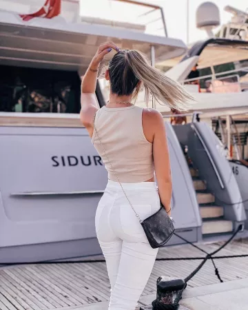 Jeans blancos usados por Laura R en la cuenta de Instagram de @laura_r