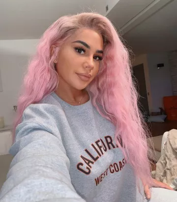 Sweat oversized gris Slogan California porté par Milla Jasmine sur son compte Instagram @millajasmineoff