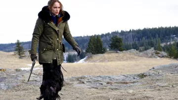 Chaqueta Parka con cuello de piel verde oliva usada por Wynonna Earp (Melanie Scrofano) en el programa de televisión Wynonna Earp (Temporada 3, episodio 2)