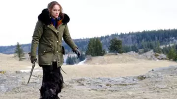 Chaqueta Parka con cuello de piel verde oliva usada por Wynonna Earp (Melanie Scrofano) en el programa de televisión Wynonna Earp (Temporada 3, episodio 2)