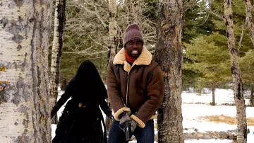 Chaqueta de cuero Aviator Shearling usada por Agent Dolls (Shamier Anderson) en el programa de televisión Wynonna Earp (Temporada 2, Episodio 8)