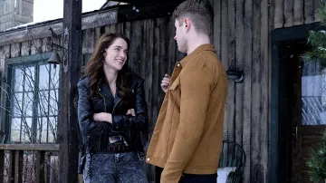 Chaqueta de cuero negro con flecos usada por Wynonna Earp (Melanie Scrofano) en los trajes de la serie de televisión Wynonna Earp (Temporada 1 Episodio 1)