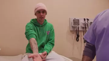 Bonnet Rose "Drew" de Justin Bieber dans The Dark Season - Justin Bieber: Seasons