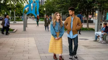 Les looks du film Work It: Quinn Ackerman (Sabrina Carpenter) porte dans la rue un blouson en jean