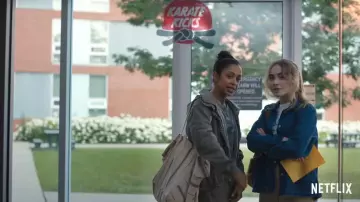 Les looks de Work It: la veste en jeans portée par Quinn Ackerman (Sabrina Carpenter) dans le film de Netflix