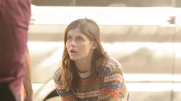 Earrings of Emma Corrigan (Alexandra Daddario) in Can You Keep a Secret?