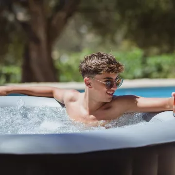 Les lunettes de soleil portées par Inoxtag en Corse sur son compte Instagram @inoxtagytb