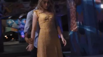 Looks from the movie Work It: Quinn Ackerman played by Sabrina Carpenter wears a splendid yellow floral dress