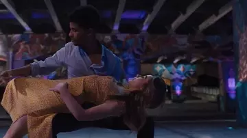 Les looks du film Work It : Quinn Ackerman interprétée par Sabrina Carpenter porte une splendide robe jaune à fleurs