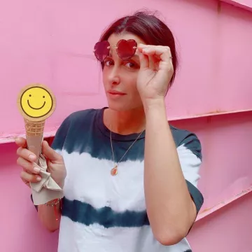 Les lunettes de soleil coeur de Jenifer sur le compte Instagram de @jeniferofficiel