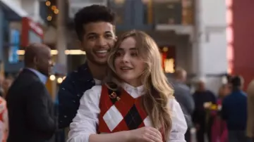 Tenues de Work It Movie : Sabrina Carpenter porte un crop top rouge Argyle pour jouer Quinn Ackerman