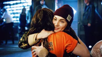 Atuendos de Wynonna Earp: Nicole Haught (Katherine Barrell) usa gorro de toque burdeos en el episodio 3 de la temporada 4