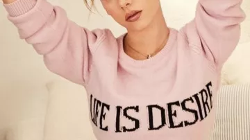 Sweater pink "Life is desire" - Carla Roson Ester Expósito in the series Elite