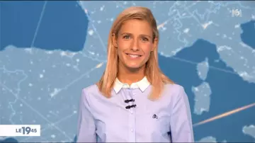The blue shirt embroidered cuffs, collar and contrasting of Florence Trainar in The 19:45 12.08.2020