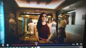 Vestido de Kristin Ortega (Martha Higareda) en Altered Carbon (S01E03)